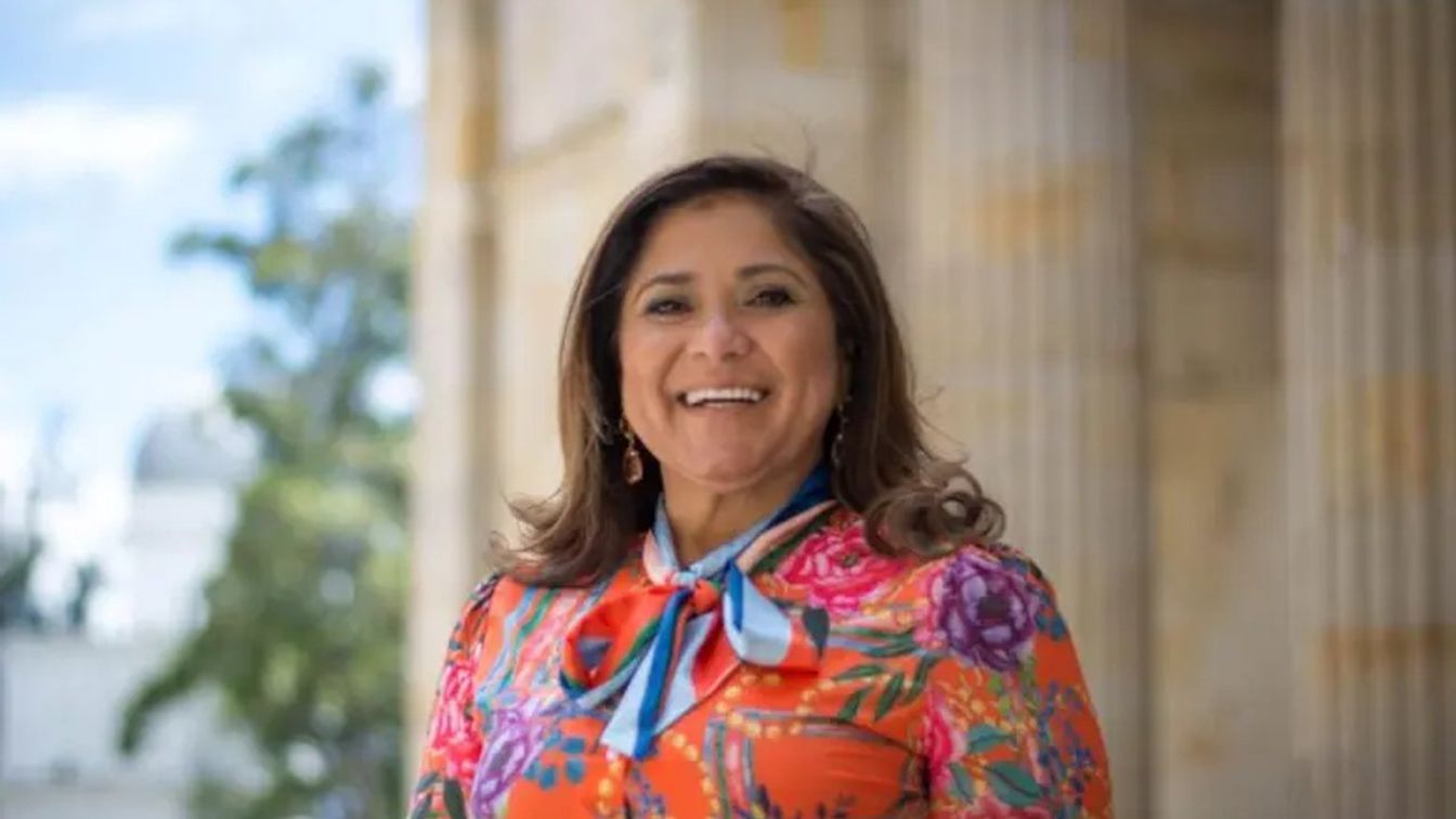 Elizabeth Jay-Pang Díaz, representante a la Cámara por San Andrés, frente a las columnas de un edificio.