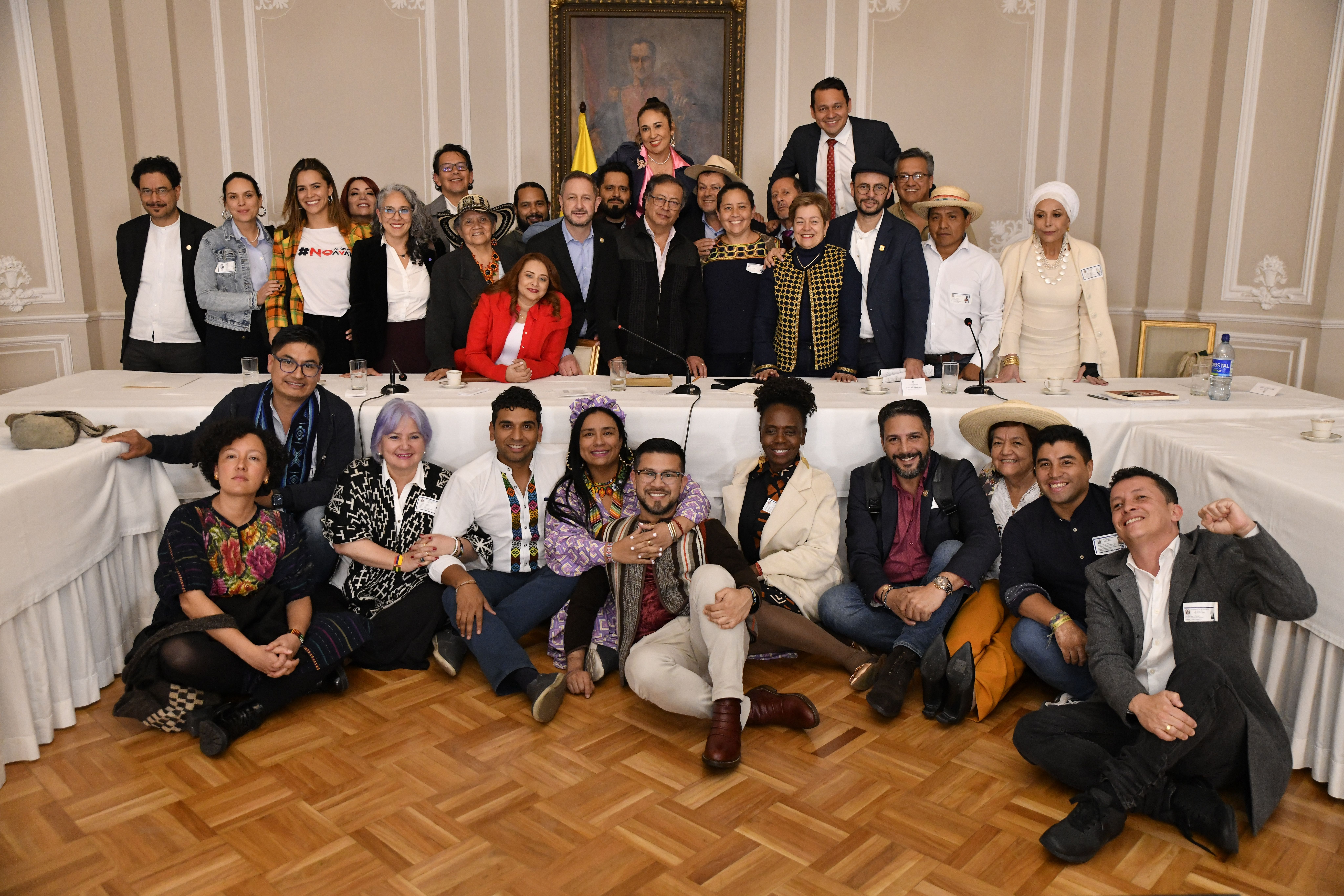 Reunión de la bancada del Pacto Histórico en un salón oficial
