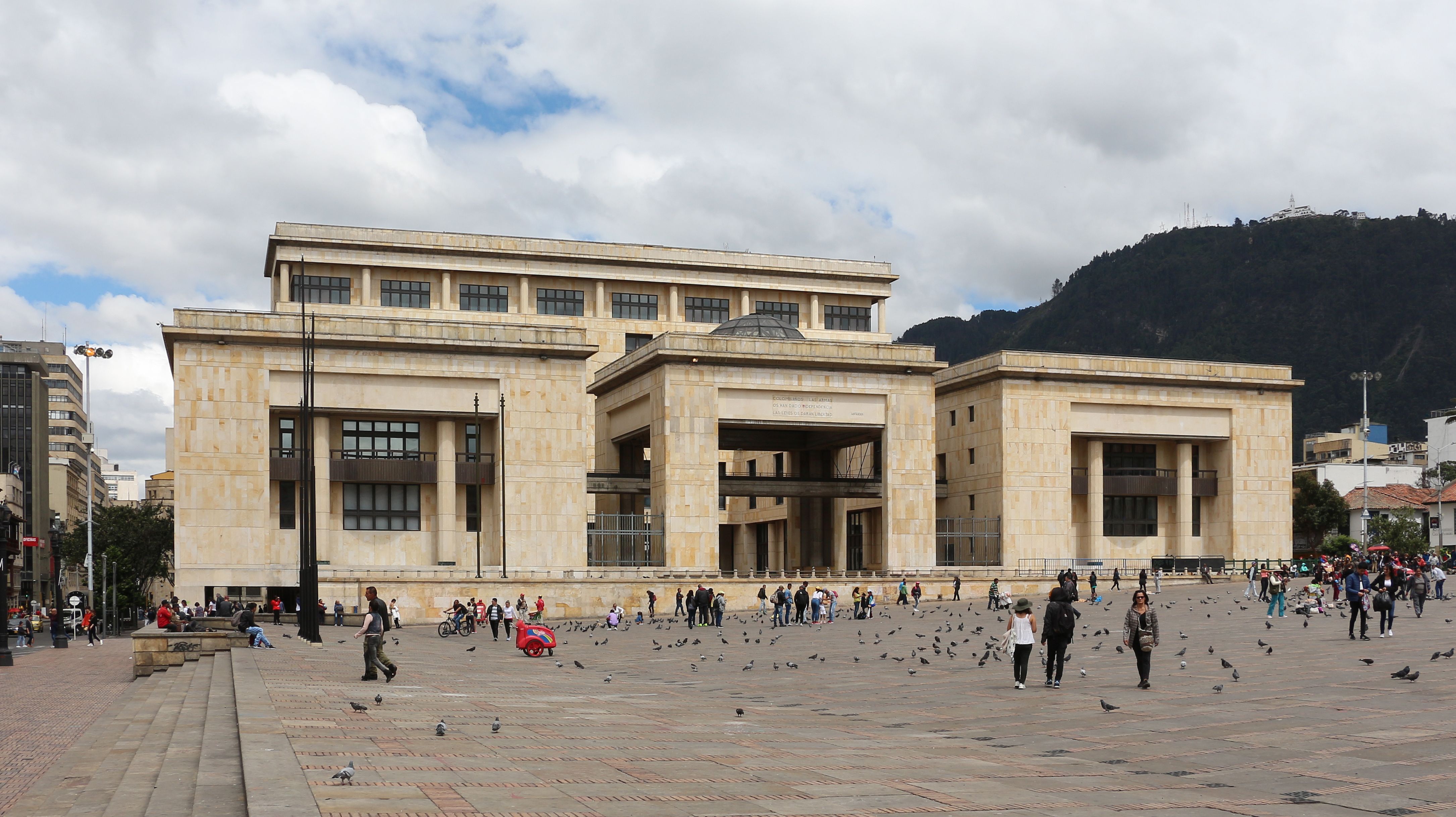 Fachada del Palacio de Justicia en Bogotá, sede de las altas cortes colombianas