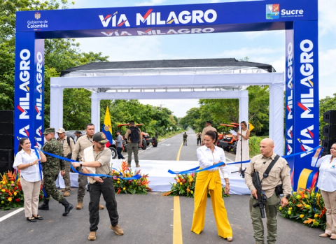 La conexión vial Varsovia-El Delirio, en Sucre, fue inaugurada en medio de un cruce de señalamientos entre el presidente Abelardo De La Espriella y el expresidente Gustavo Petro.
