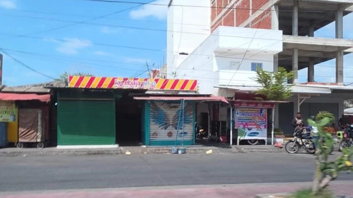 Locales comerciales cerrados en una calle de La Guajira durante el paro armado.