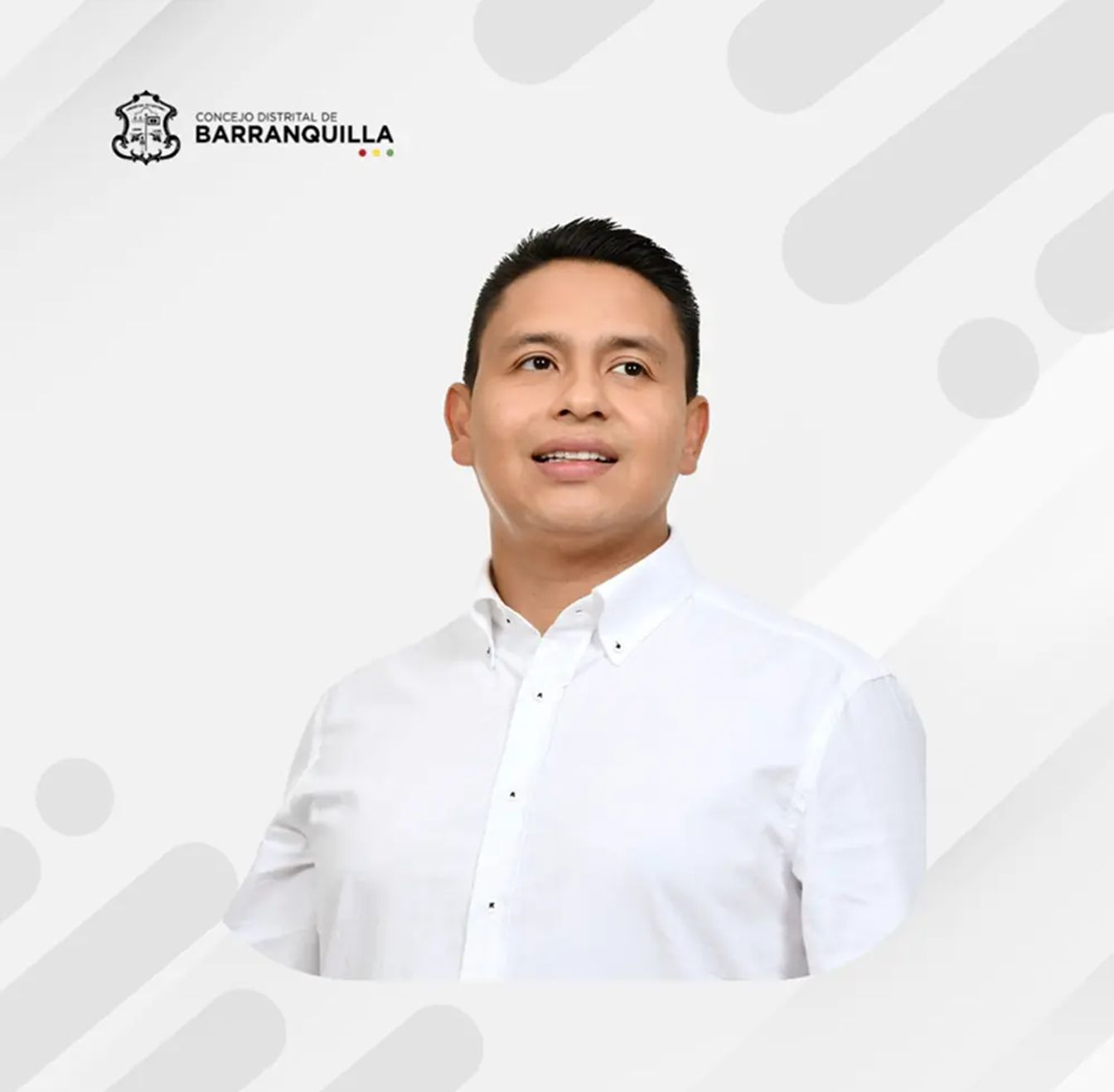 Andrés Felipe Ballesteros Sánchez, concejal de Barranquilla, con camisa blanca.