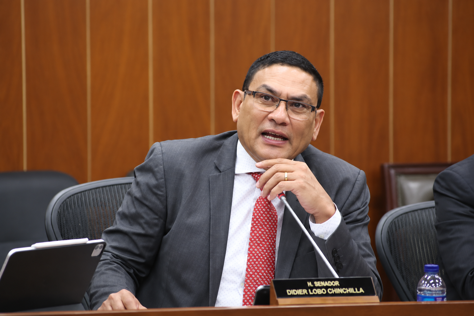 La Corte Suprema de Justicia acusa al senador Didier Lobo por presuntas irregularidades en un contrato de nutrición de $15.295 millones suscrito cuando era alcalde de La Jagua de Ibirico, Cesar.