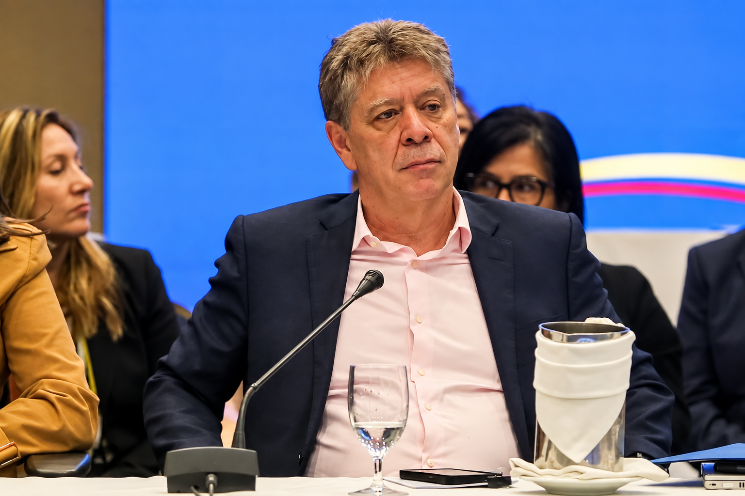 Bruce Mac Master, presidente de la ANDI, habla durante un pronunciamiento en el que defendió la autonomía del gremio y pidió detener acciones que, según afirmó, afectan su reputación.