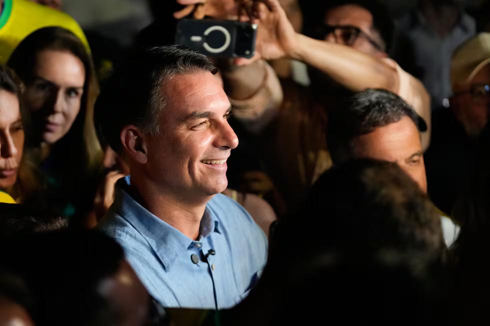 Flávio Bolsonaro toma impulso rumbo al balotaje y pone a Lula contra las cuerdas