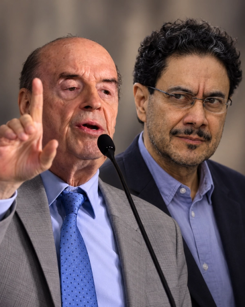 Composición editorial de Álvaro Leyva hablando ante un micrófono e Iván Cepeda.