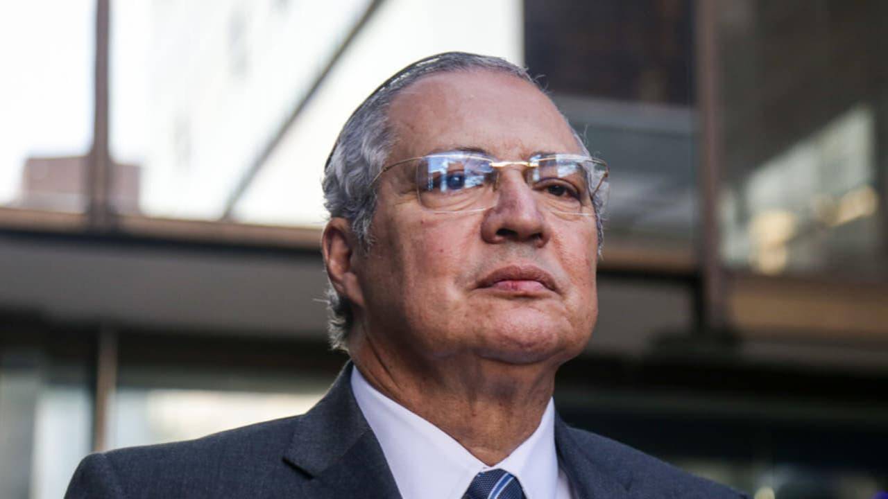 Primer plano del exsenador Iván Name Vásquez con gesto serio.