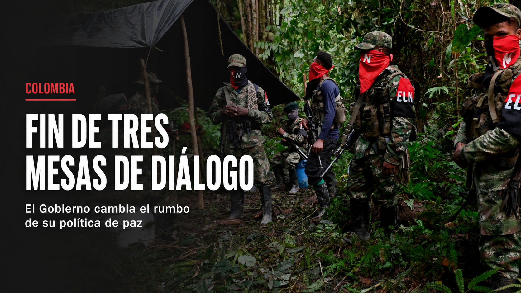 Grupo de hombres armados, con uniformes camuflados y rostros cubiertos, reunidos en una zona selvática de Colombia.