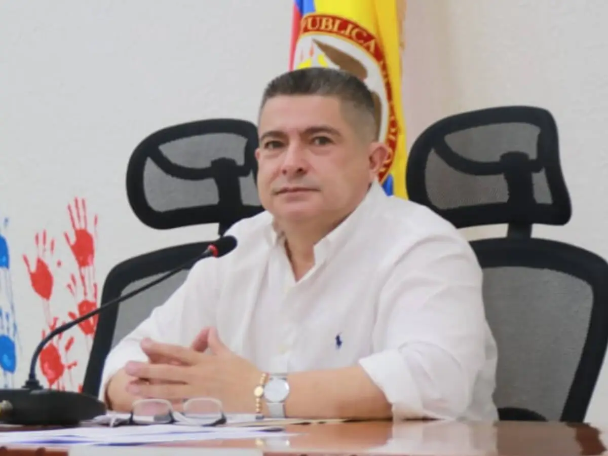 El concejal Juan José Vergara sentado ante un micrófono en el Concejo de Barranquilla.