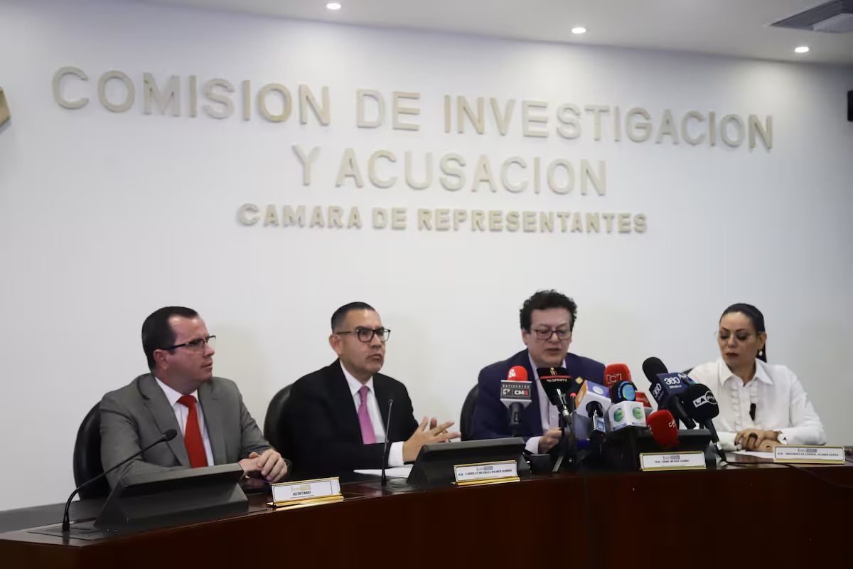 Integrantes de la Comisión de Investigación y Acusación de la Cámara en una rueda de prensa.