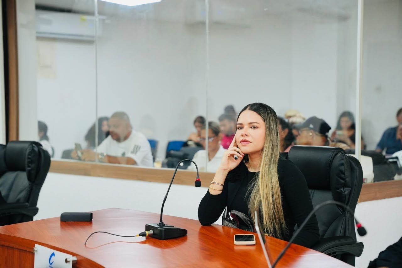 Cinthya Pérez sentada ante un micrófono en el recinto del Concejo.