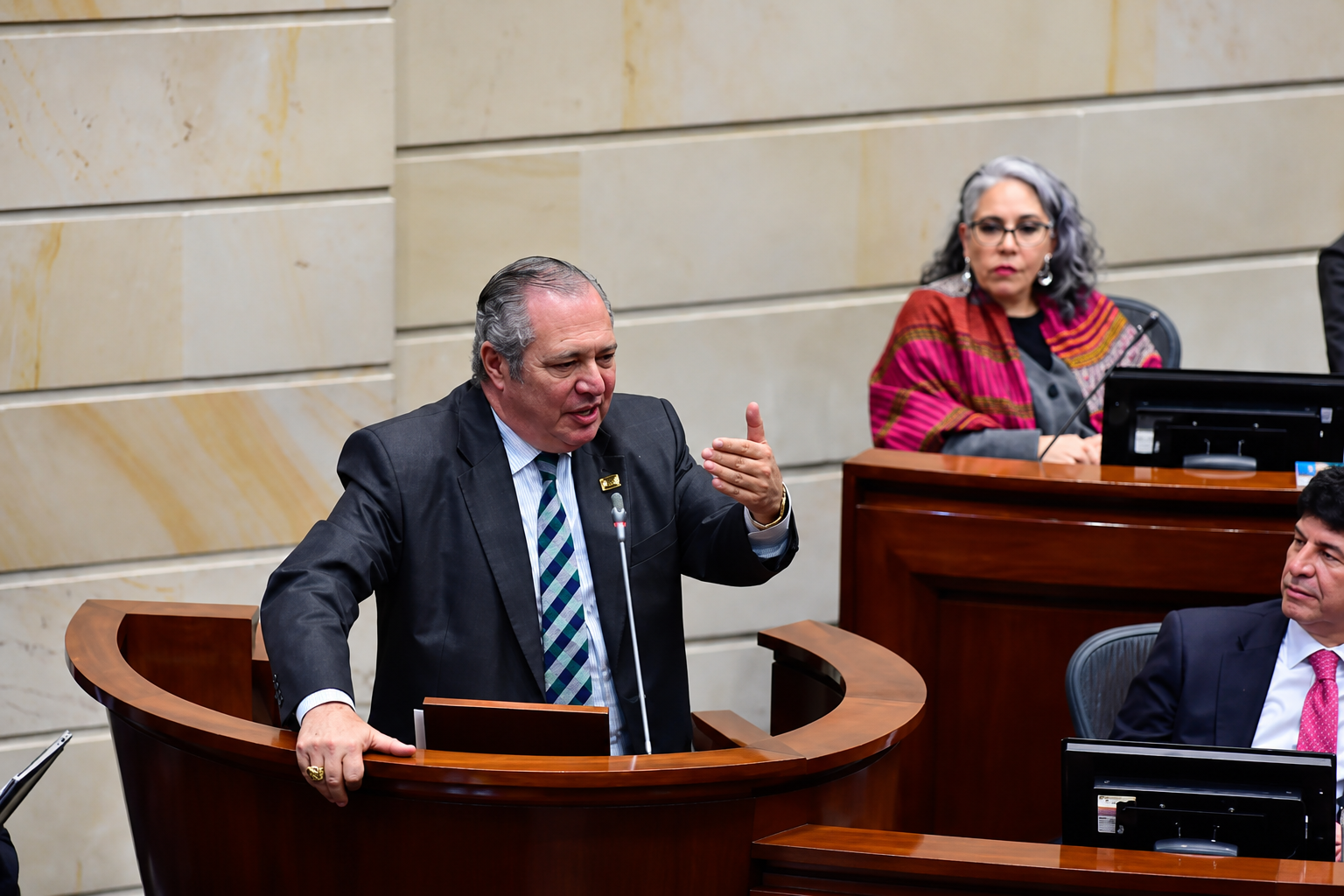 El primer vicepresidente de la Cámara de Representantes, Simón Molina Gómez, solicitó a la Corte Constitucional que valore nuevos elementos judiciales relacionados con el exsenador Iván Name Vásquez dentro del estudio de constitucionalidad de la reforma pensional.