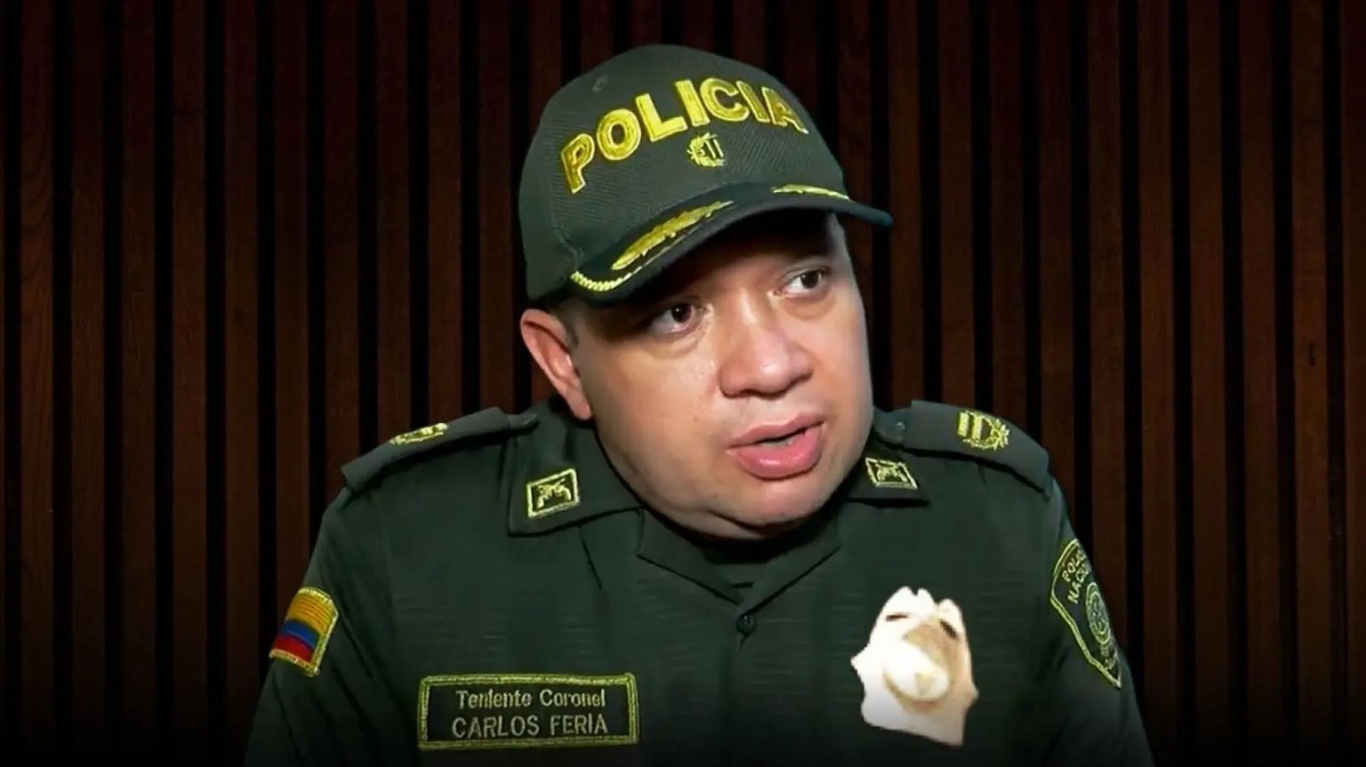 Carlos Feria con uniforme y gorra de la Policía durante una entrevista.