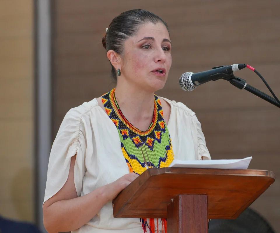 La defensora del Pueblo, Iris Marín Ortiz, interviene ante un micrófono desde un atril.