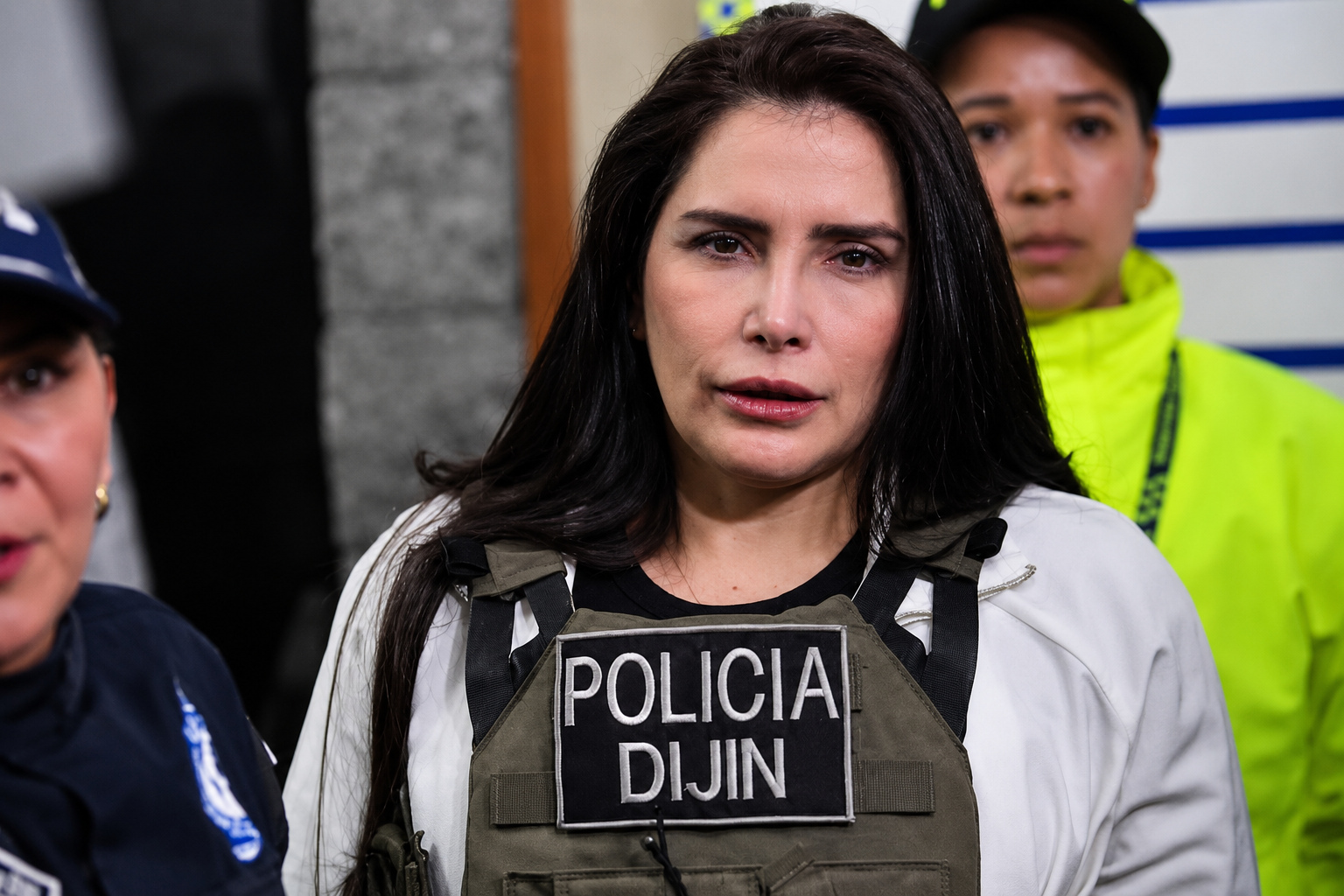 Aida Merlano, excongresista colombiana, durante una de sus apariciones públicas. La imagen acompaña la información sobre el teléfono celular que entregó a las autoridades y cuyo manejo fue cuestionado durante una audiencia judicial.