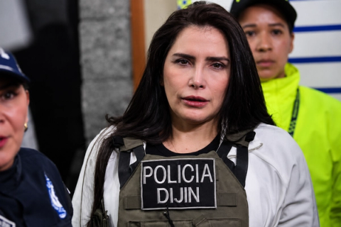 Aida Merlano, excongresista colombiana, durante una de sus apariciones públicas. La imagen acompaña la información sobre el teléfono celular que entregó a las autoridades y cuyo manejo fue cuestionado durante una audiencia judicial.