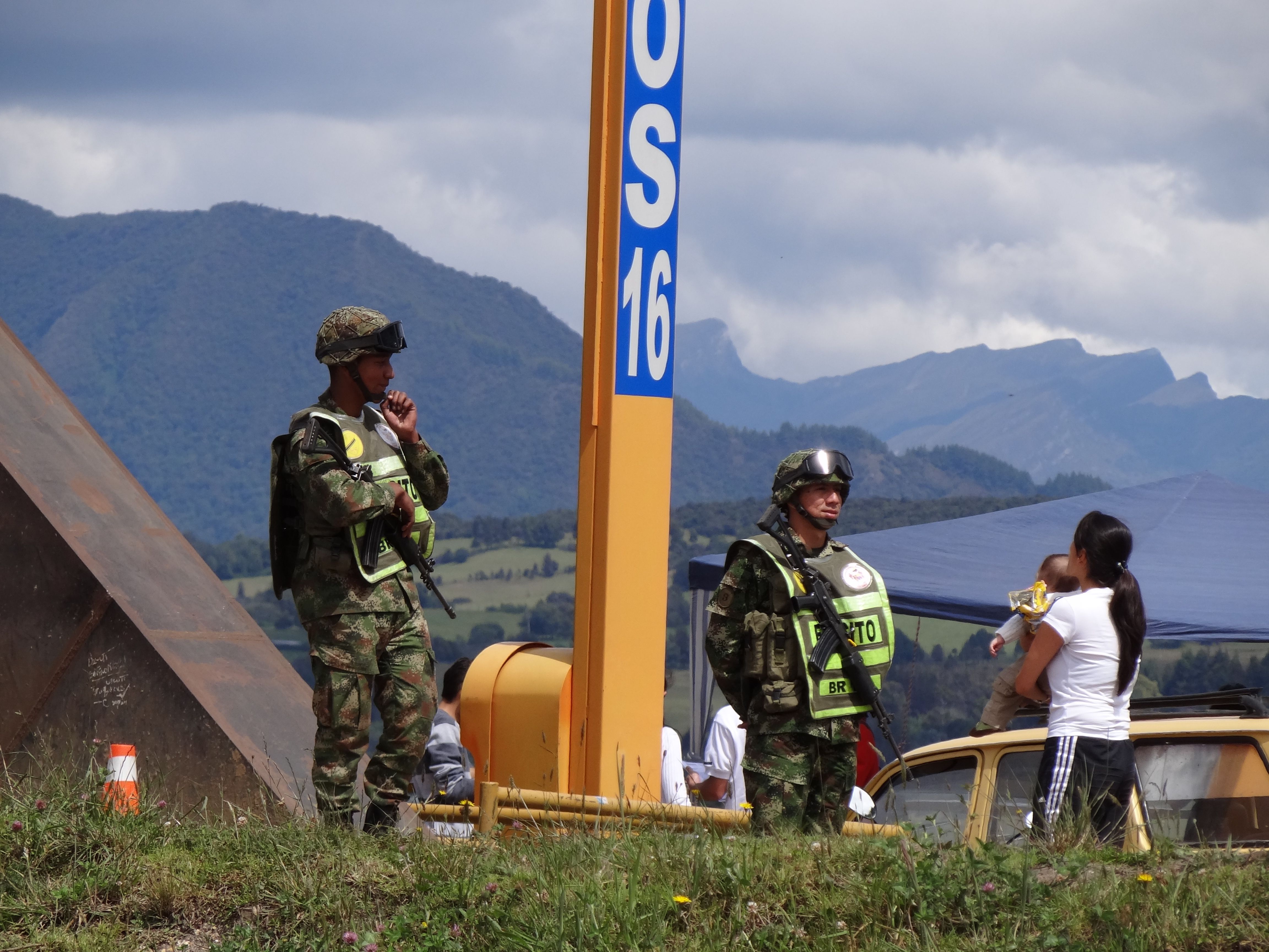 Soldados del Ejército Nacional de Colombia en formación durante una ceremonia