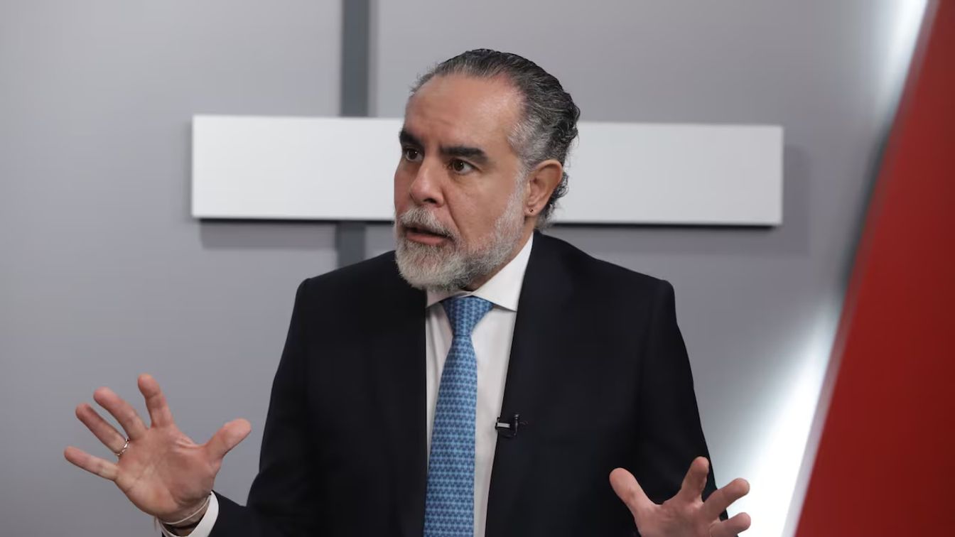 Armando Benedetti, con traje oscuro y corbata azul, durante una entrevista.