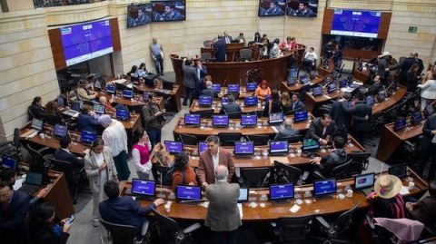 Analiza el impacto de los recursos de inversión, las transferencias del SGP y los retrasos históricos en las concesiones viales del Atlántico.