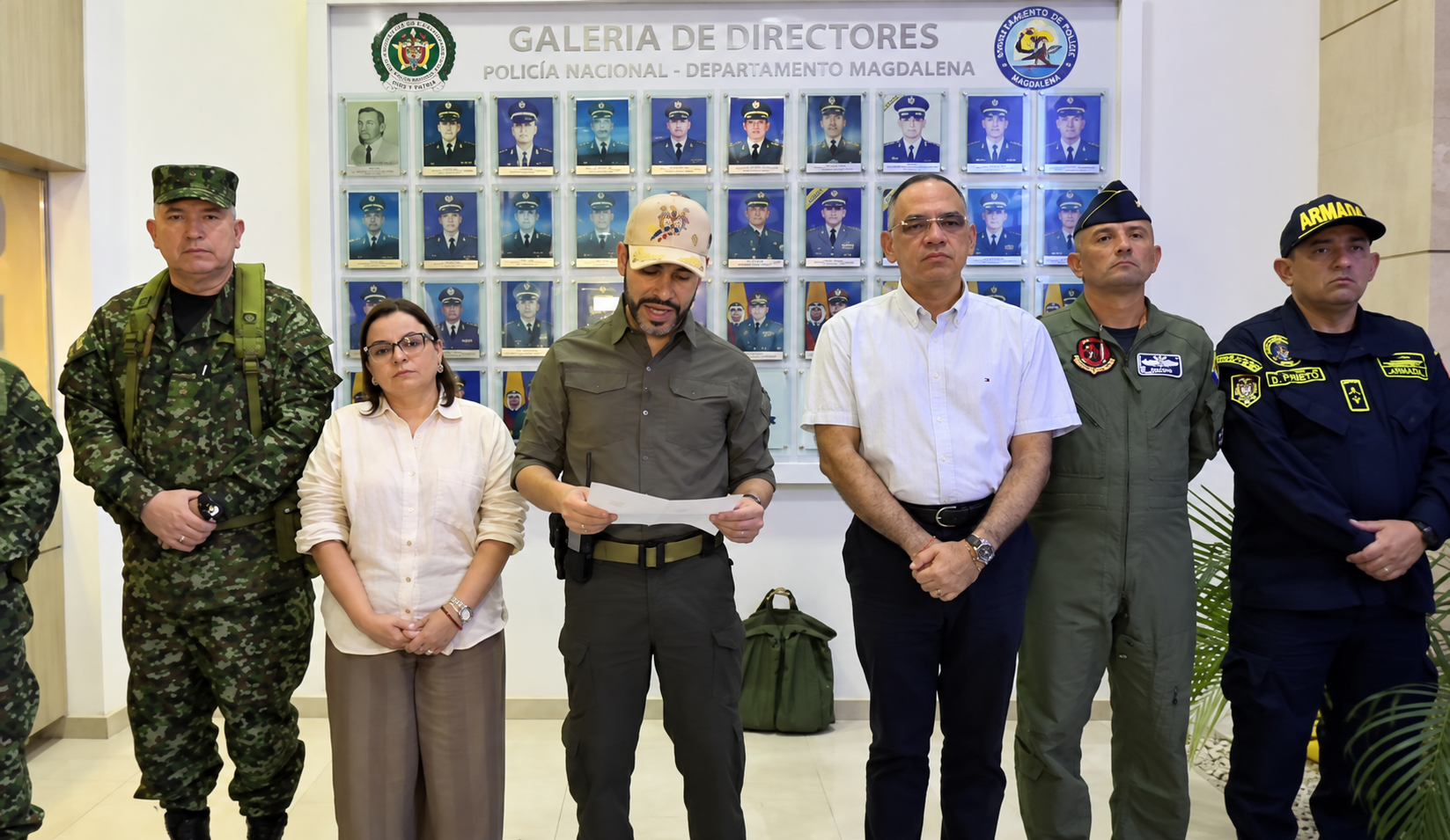 El presidente Abelardo De La Espriella recorrió las calles de Santa Marta acompañado por integrantes de la Policía y el Ejército, en medio de la situación de orden público registrada en la ciudad.
