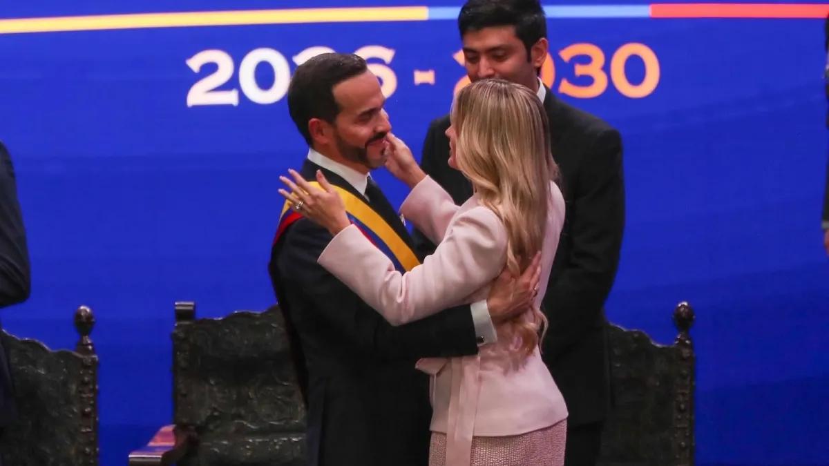 Abelardo De La Espriella junto a su esposa durante la ceremonia de posesión presidencial del 7 de agosto en Cali.