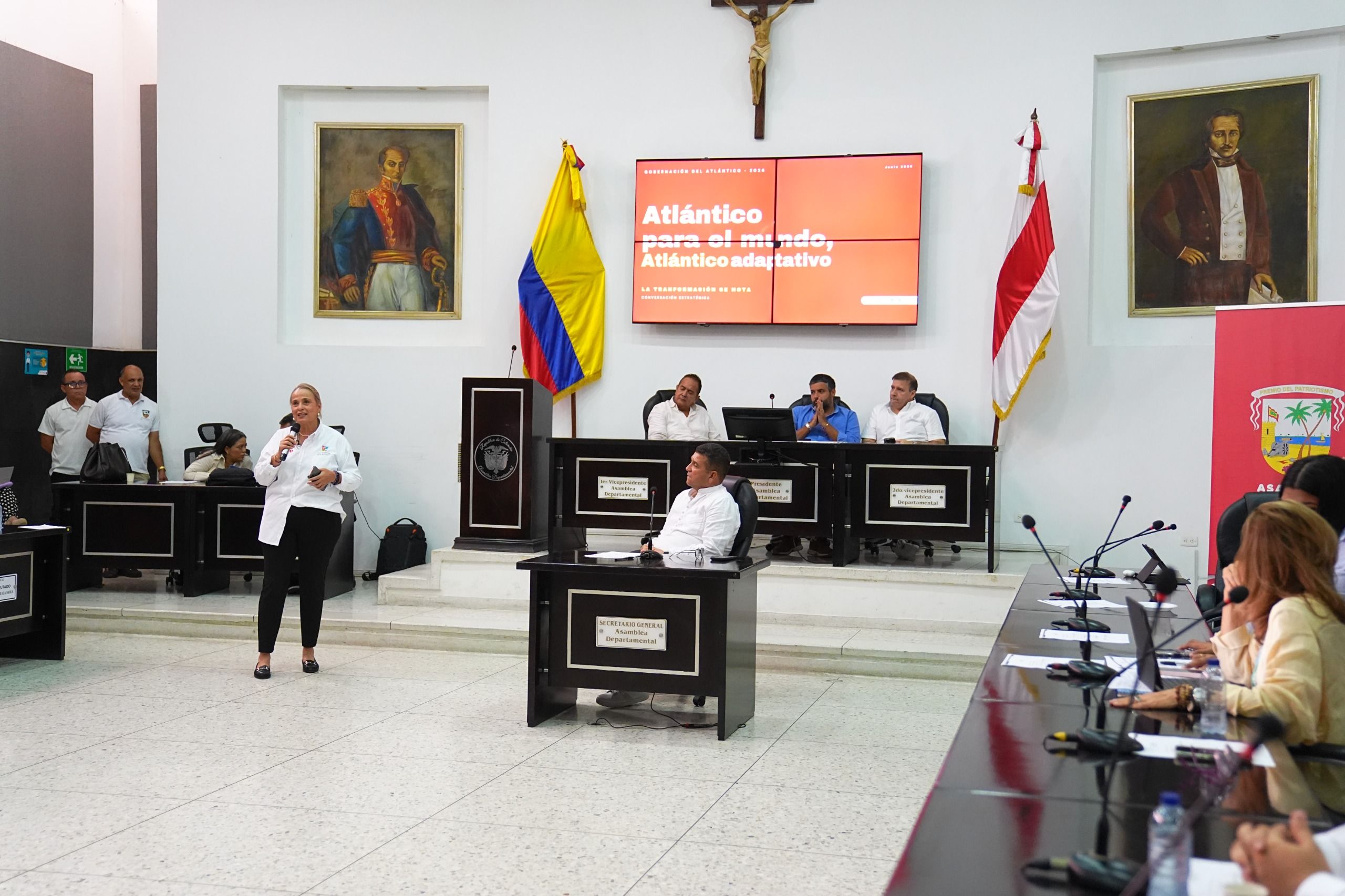Vista del recinto de la Asamblea del Atlántico durante una sesión con una intervención ante los diputados.