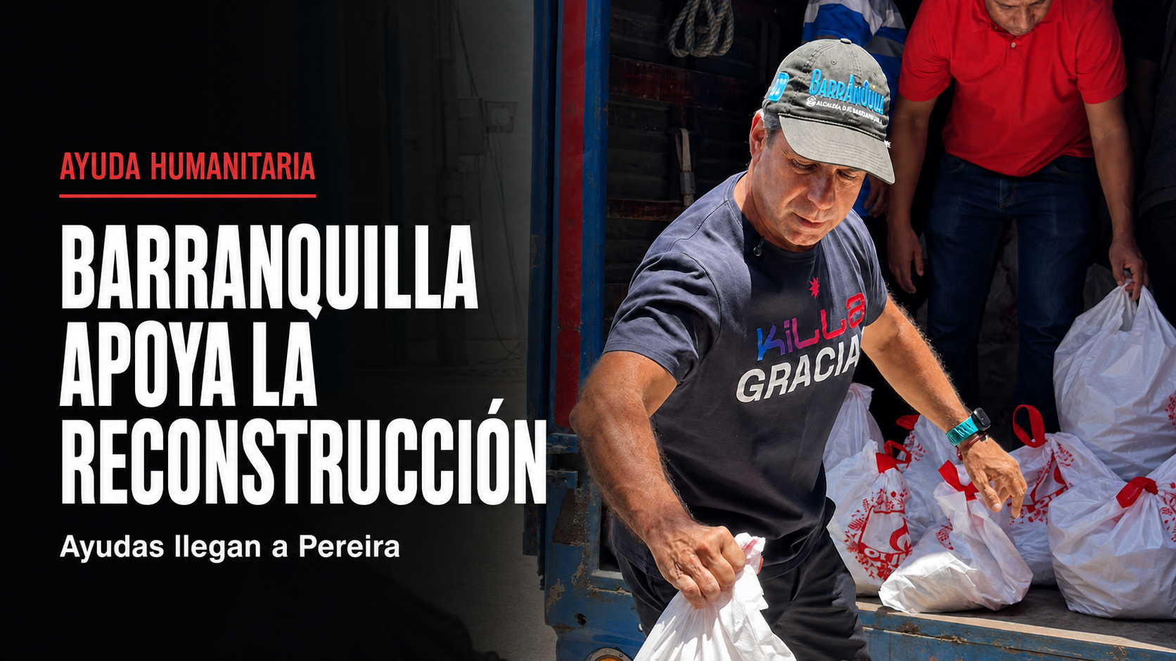 El alcalde Alejandro Char entrega una bolsa de ayuda humanitaria a una persona desde la parte trasera de un camión.
