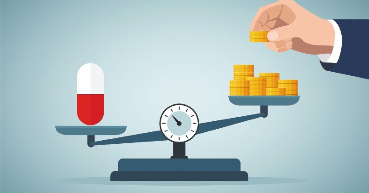 Ilustración de una balanza con un medicamento de un lado y monedas del otro, alusiva a la financiación de la salud.