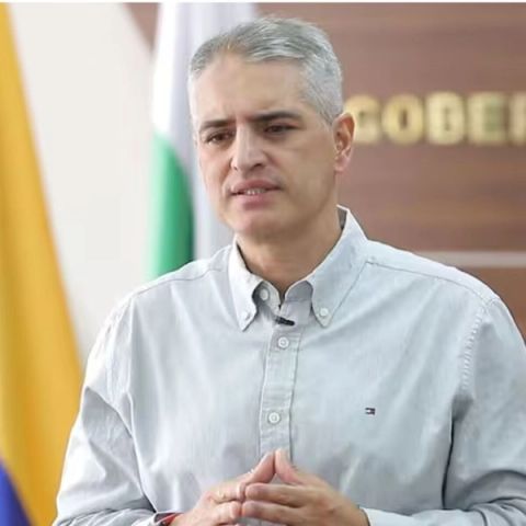 Andrés Julián Rendón, gobernador de Antioquia, con camisa gris durante un pronunciamiento.