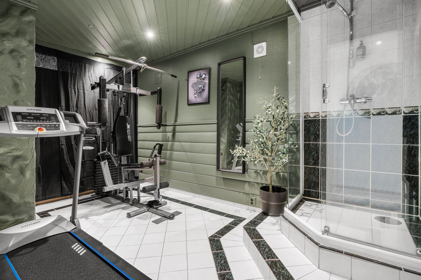 Hus med Basseng - Etter 16