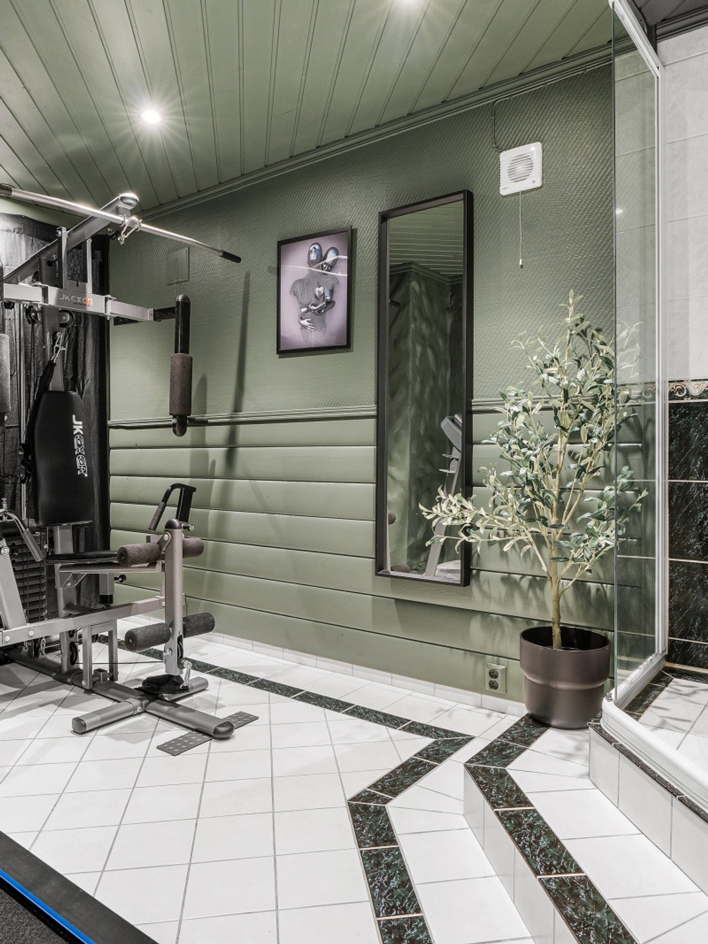 Hus med Basseng - Etter 16