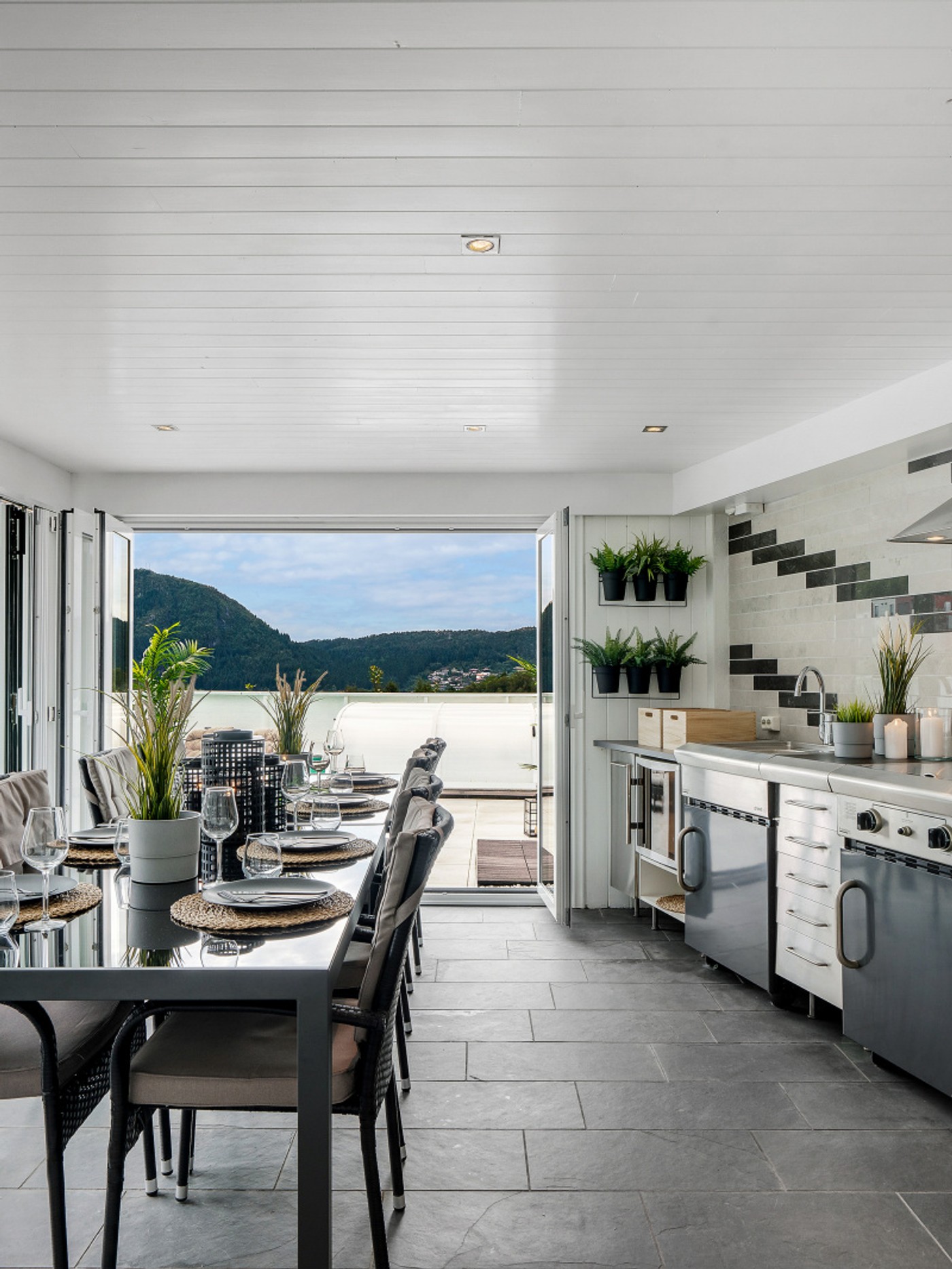 Hus med Basseng - Etter 26