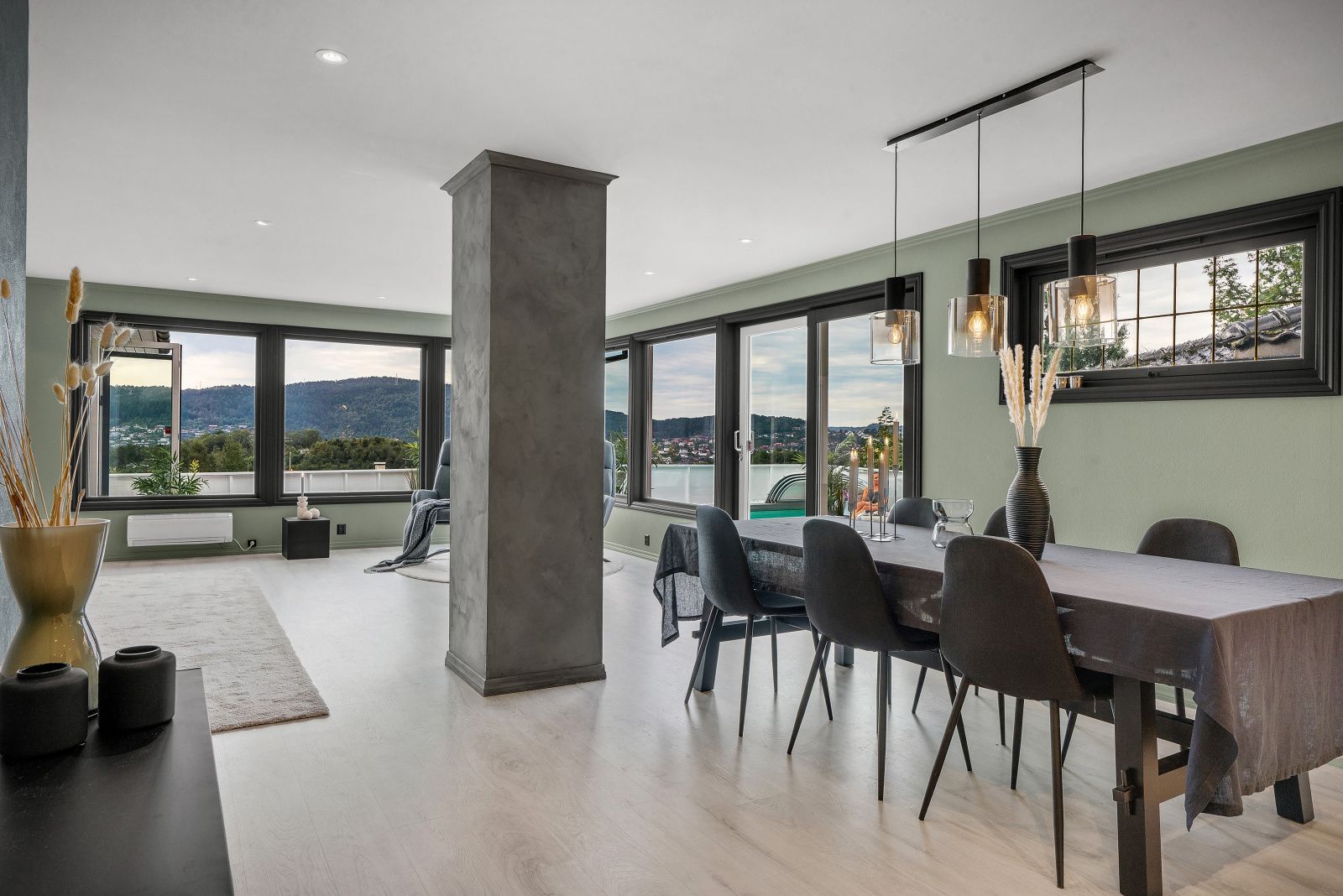 Hus med Basseng - Etter 20