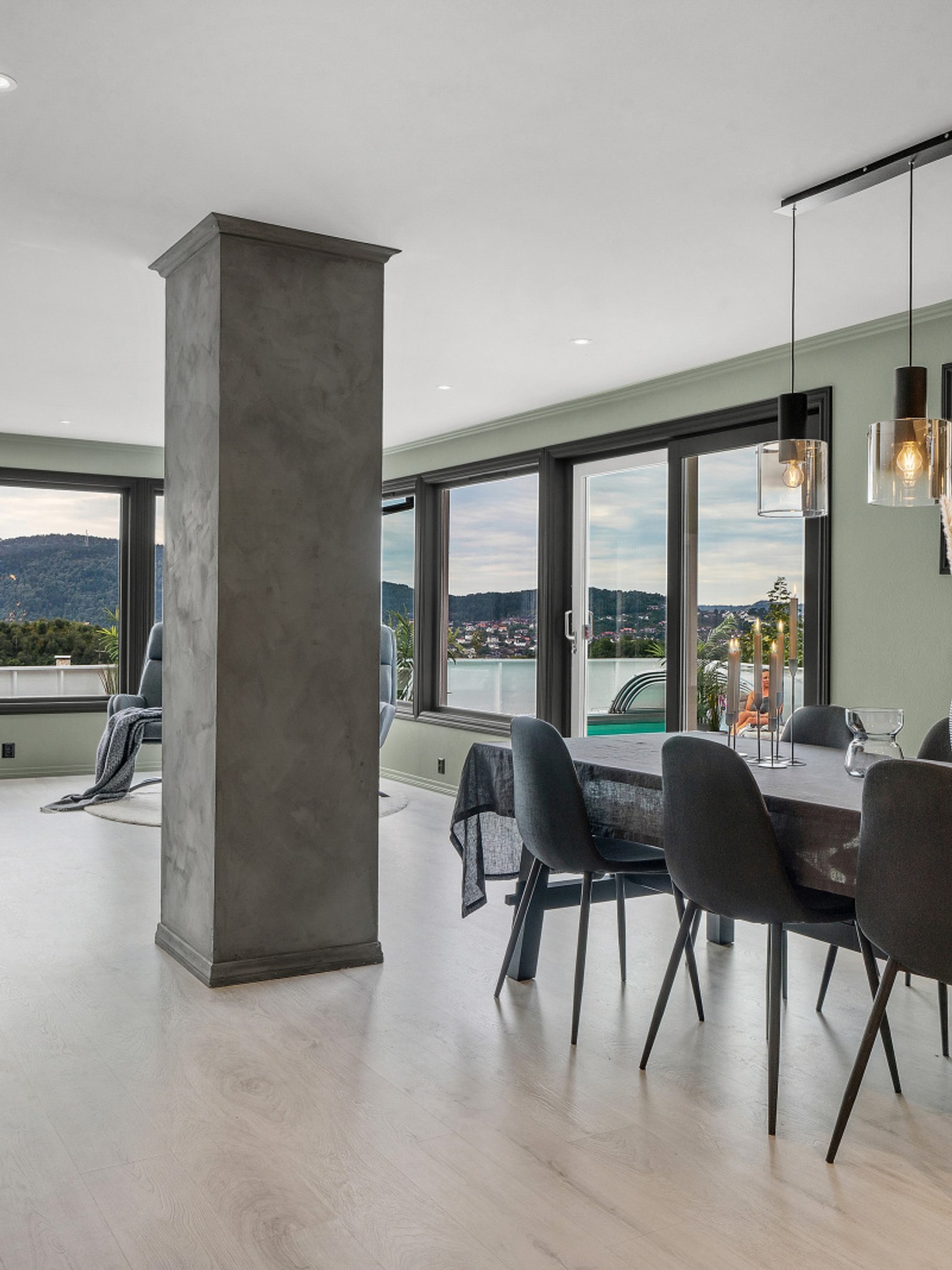 Hus med Basseng - Etter 20