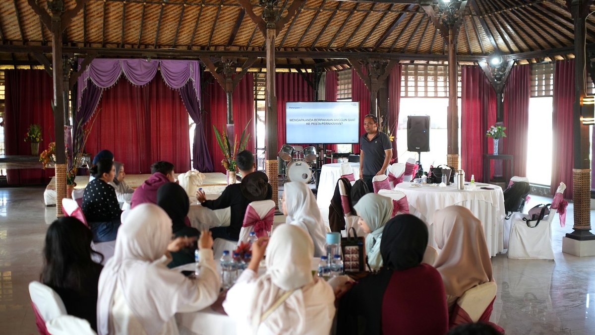 Peserta RSM mengikuti sharing session bersama selama perjalanan corporate outing di Bali.