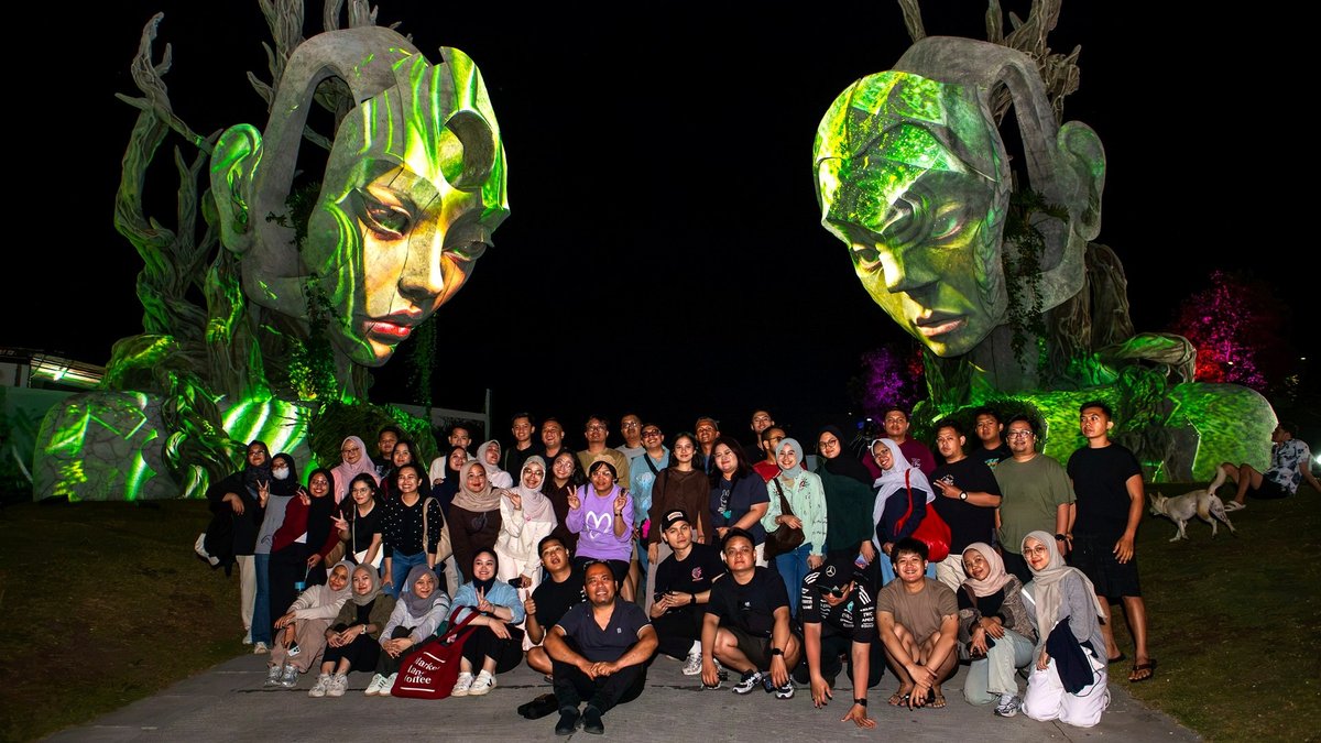 Foto bersama peserta RSM di depan instalasi seni bercahaya di Nuanu Bali.