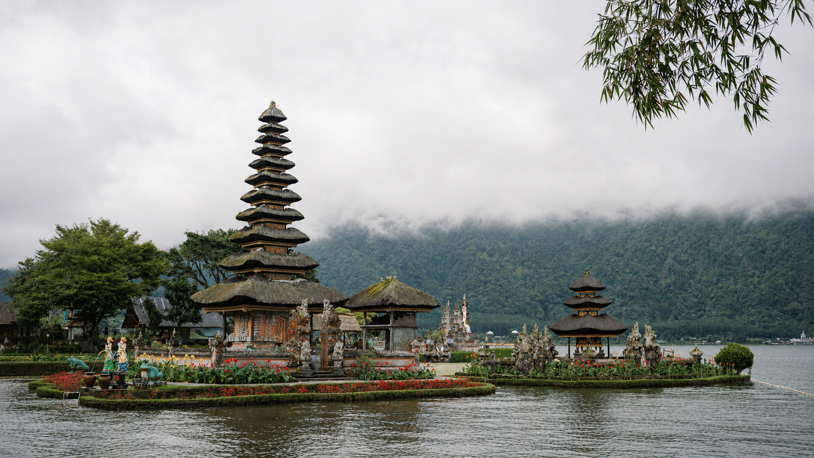 Pura Ulun Danu Beratan di tepi danau dengan pegunungan berkabut di Bali