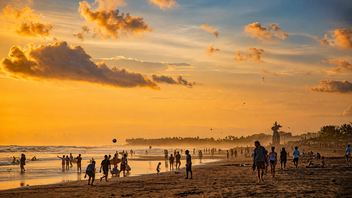 Suasana sunset di pantai Canggu dengan traveler menikmati sore hari