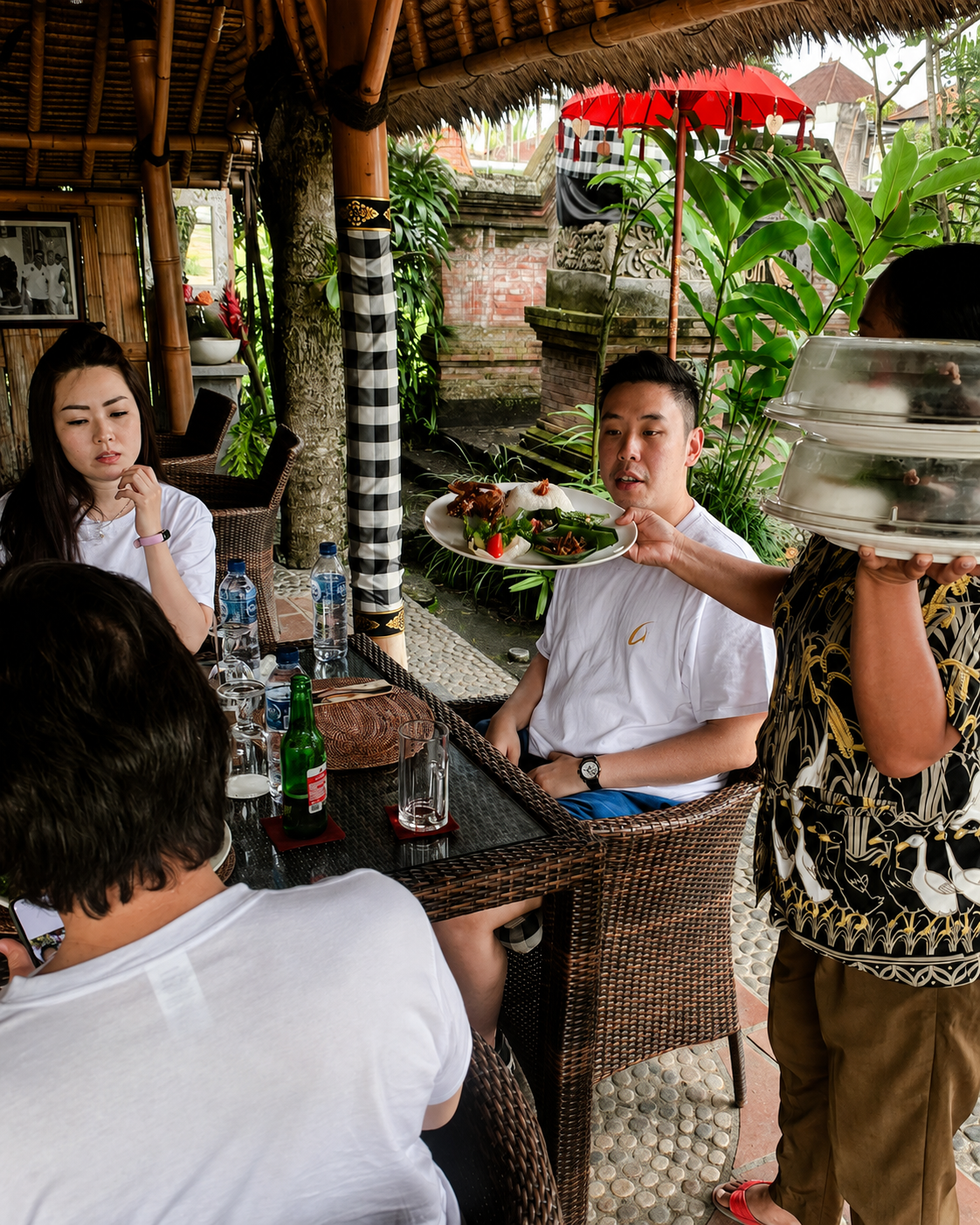 Peserta company outing menikmati makan bersama di Bali