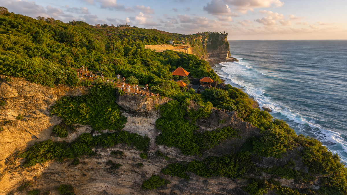 Pemandangan tebing dan kawasan Uluwatu di Bali Selatan