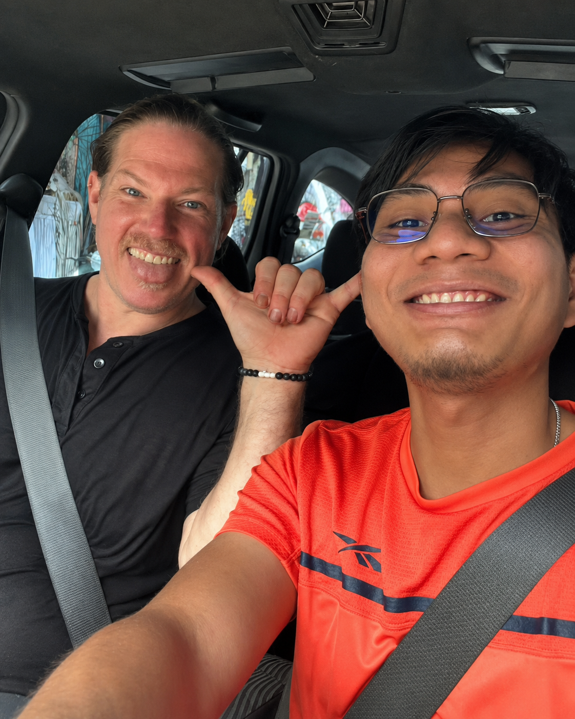 Traveler dan pendamping perjalanan menggunakan kendaraan selama perjalanan di Bali