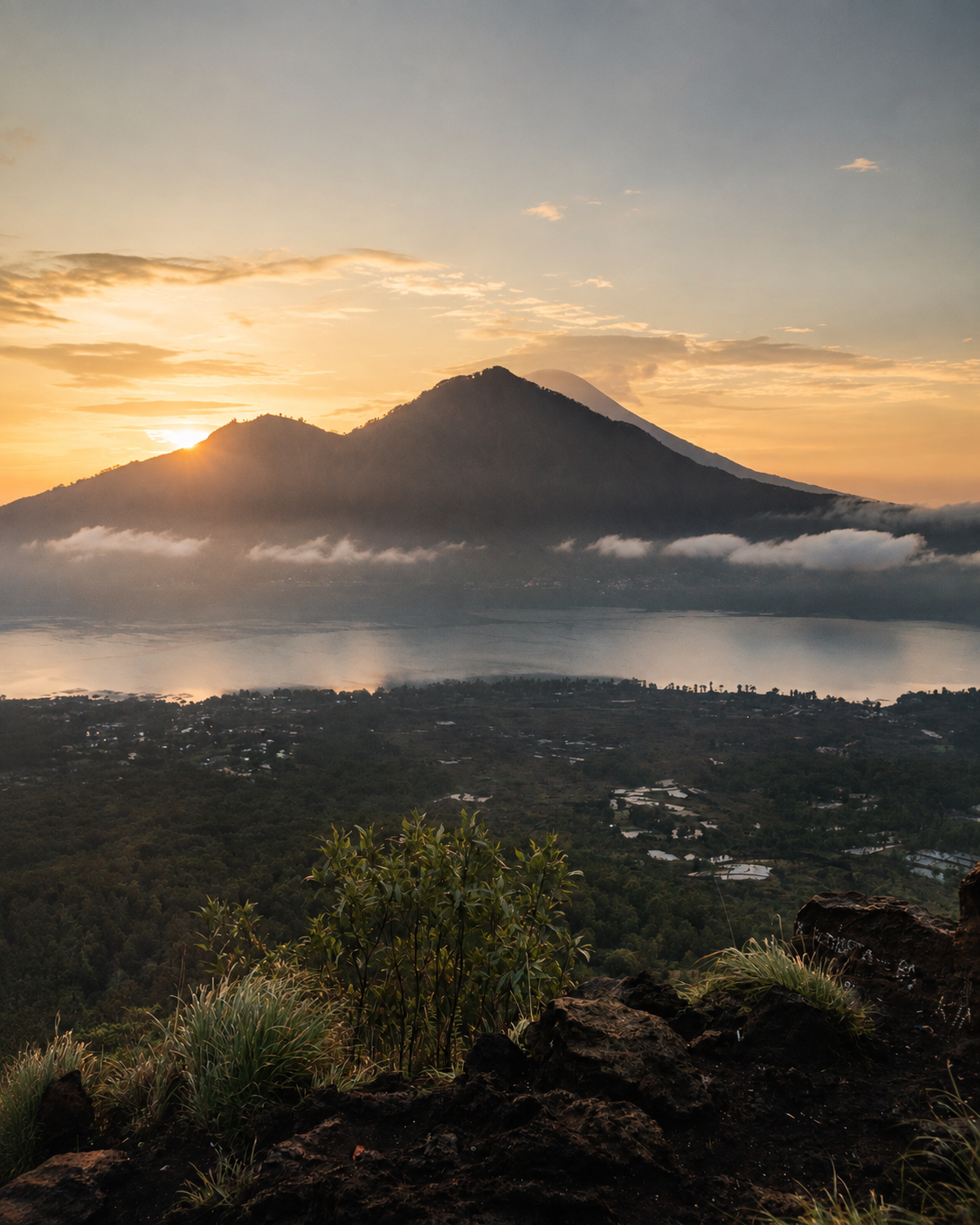 Gunung Batur dan Danau Batur dilihat saat matahari terbit di Kintamani