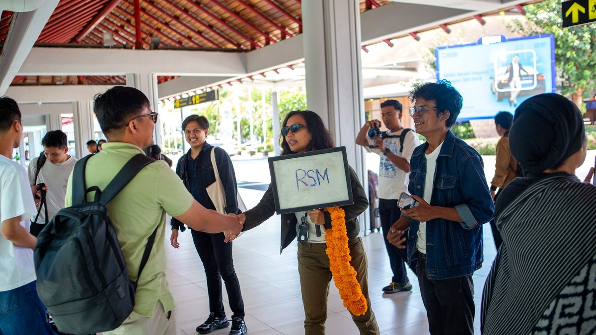 Penyambutan peserta corporate outing RSM di Bandara Ngurah Rai, Bali.
