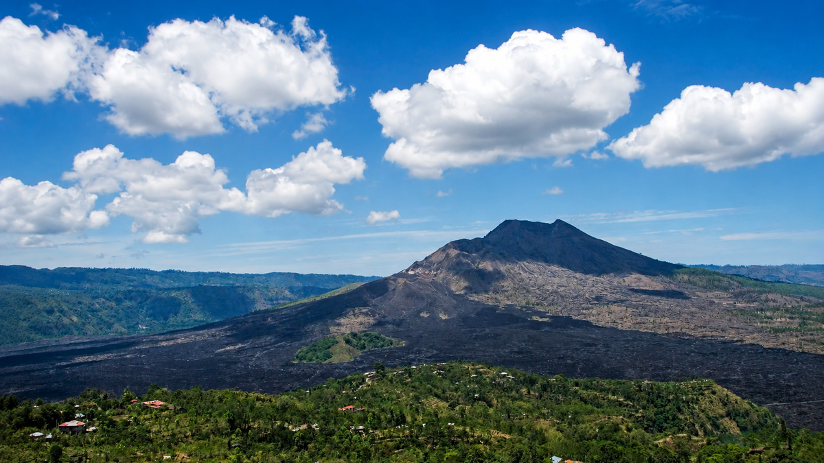Pemandangan pegunungan dan lanskap vulkanik Kintamani Bali