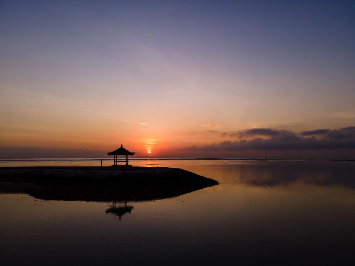 Suasana sunrise di Pantai Sanur Bali pada pagi hari