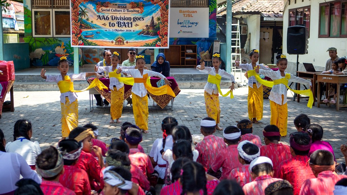 Pertunjukan tari Bali dalam kegiatan bersama RSM dan siswa SD Negeri 3 Tuban.