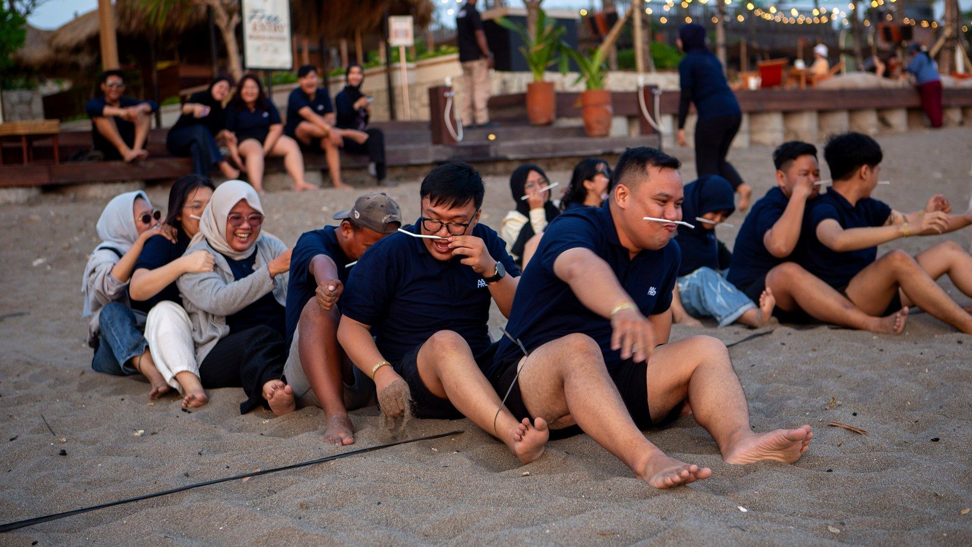 Peserta RSM mengikuti kegiatan team building di pantai Berawa, Bali.