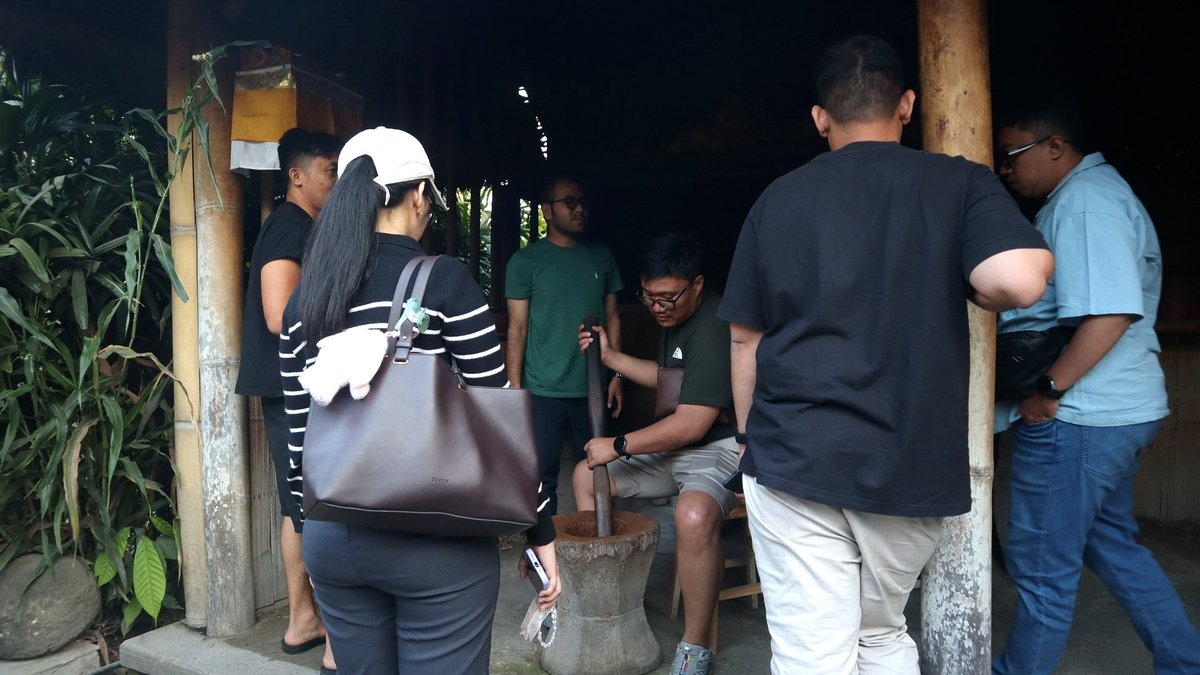 Peserta RSM melihat kegiatan pengolahan kopi dalam kunjungan ke perkebunan kopi di Bali.