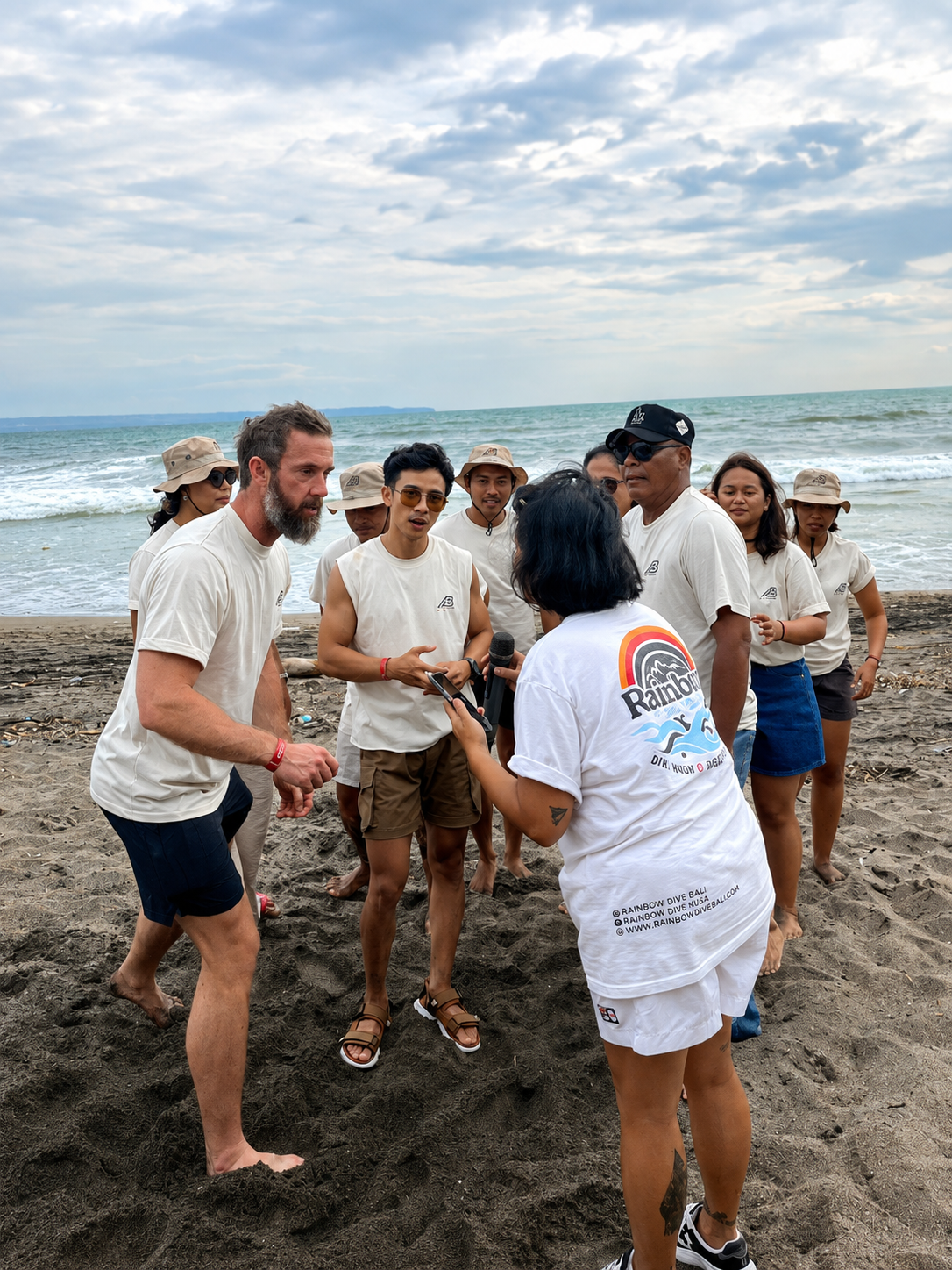 Peserta Body Factory Bali mengikuti games team building di pantai
