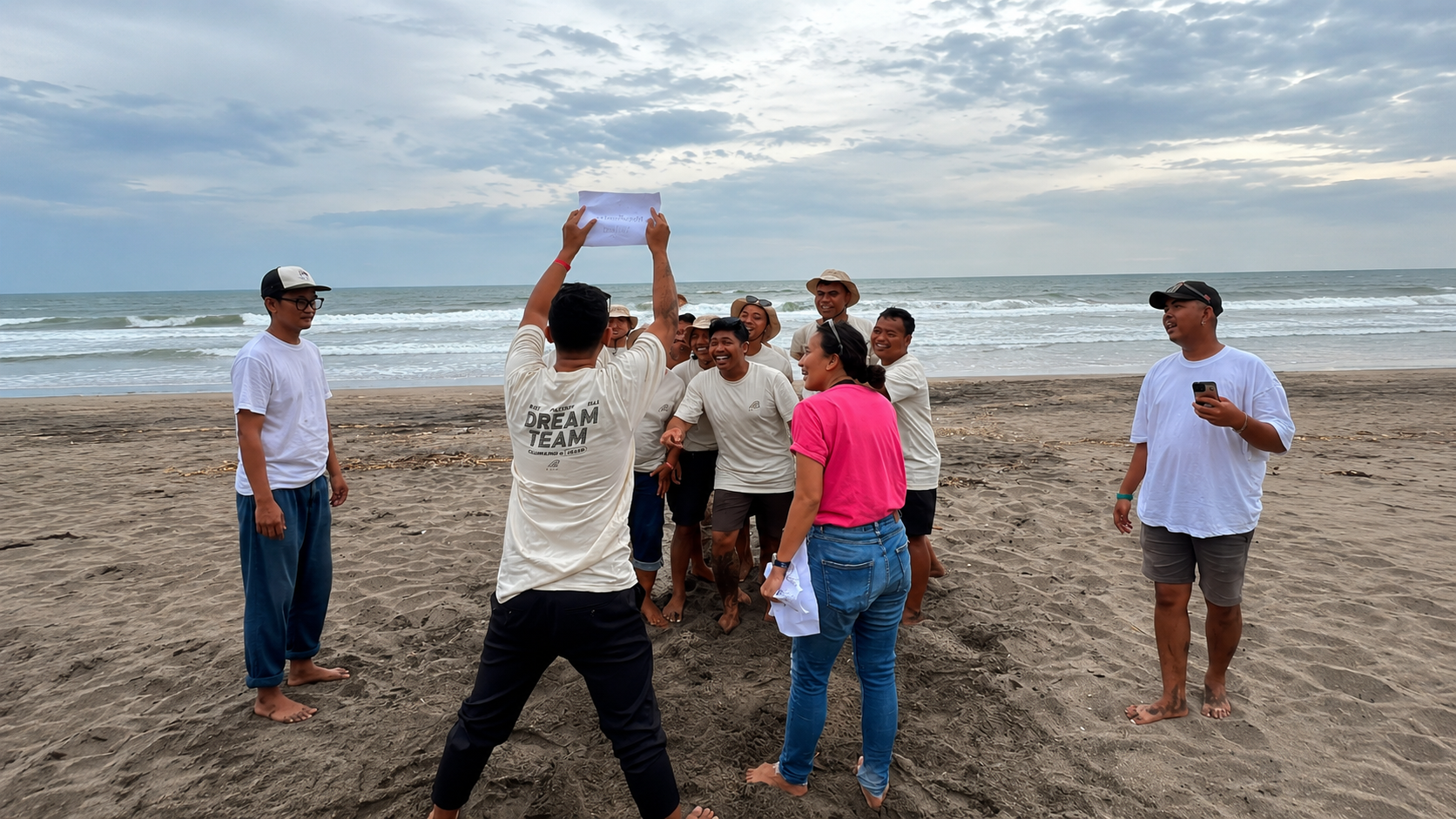 Peserta company outing menikmati aktivitas bersama di pantai Bali